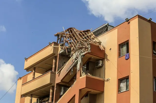 ख़ान यूनिस स्थित नासेर अस्पताल पर इसराइली हमला 