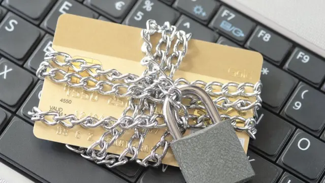 tarjeta con candado en el teclado de una computadora