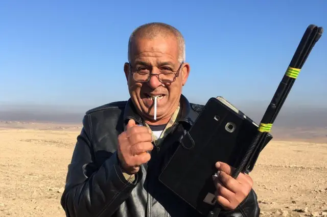 عقيد في الجيش العراقي يدخن سيجارة