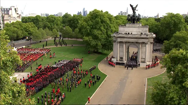 Um parque cheiodicas bet365 whatsappárvores no centrodicas bet365 whatsappLondres abriga um arco romano e é possível ver dezenasdicas bet365 whatsappsoldados carregando um caixão através dele