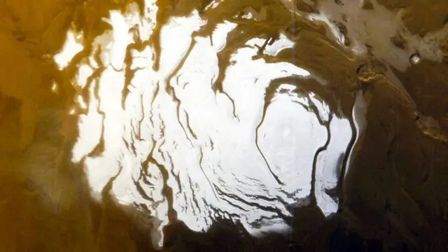 近期以轨道卫星雷达进行的研究显示，火星南极冰盖下可能存在液态水