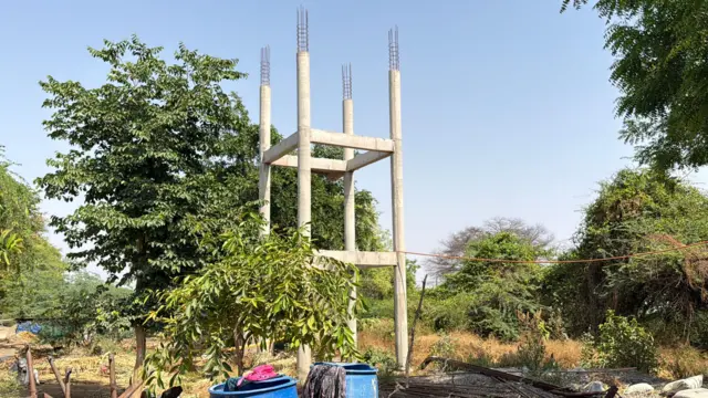 निपाणी गावातील टाकीचं बांधकाम अपूर्ण अवस्थेत आहे.