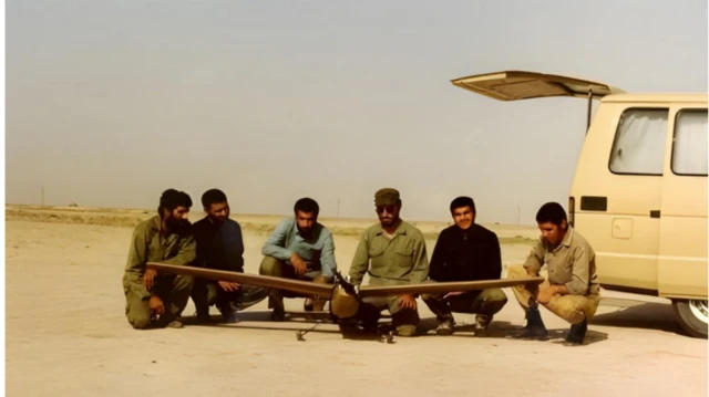 खुजेस्तानमध्ये ड्रोनवर चाचणी करत असताना इस्फहान विद्यापीठातील विद्यार्थी