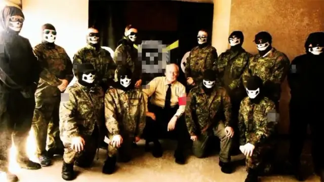 Джеймс Мейсон ((ўртада) ва Atomwaffen Division вакиллари