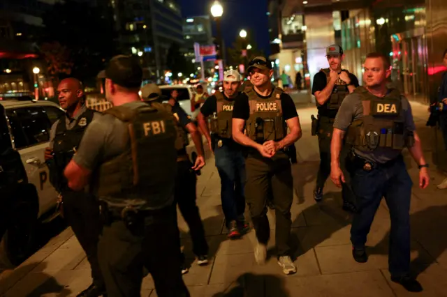 Policiais e agentes federais patrulham rua em Washington  