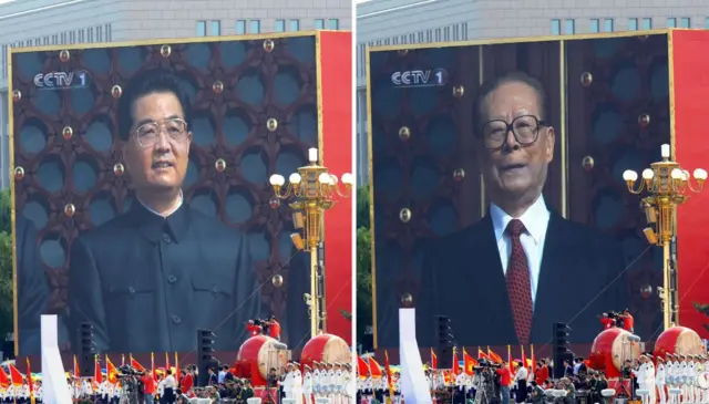 此组合画面上放映了 2009 年 10 月 1 日中国国家主席胡锦涛（左）和前国家主席江泽民（右）在天安门城楼观看国庆阅兵的照片。