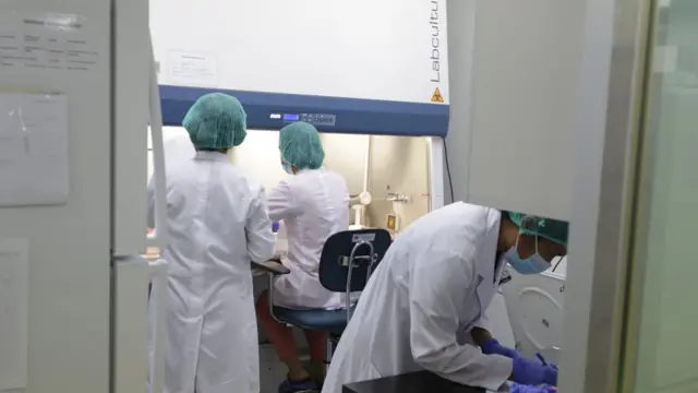 မျိုးဗီဇပြောင်းနေတဲ့ ကူးစက်မြန် ကိုဗစ်ဗိုင်းရပ်စ်သစ်ကို ဆေးသုတေသနဦးစီးဌာန ပညာရှင်တွေက စစ်ဆေးတွေ့ရှိထားပါတယ်။