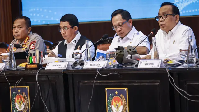 Mendagri yang juga Ketua Satuan Tugas mengatakan dari total 75 kabupaten/kota di tiga provinsi tersebut sebanyak 52 di antaranya terdampak bencana dan sebanyak 37 kabupaten/kota sudah berstatus normal, empat mendekati normal serta 11 perlu atensi khusus. 