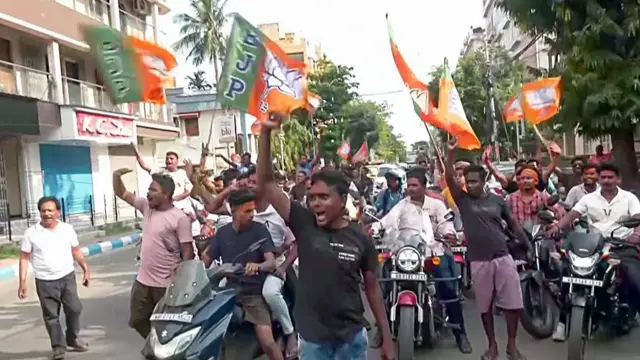 पश्चिम बंगाल विधानसभा चुनाव में जीत के बाद बीजेपी के समर्थक जुलूस निकालते हुए 
