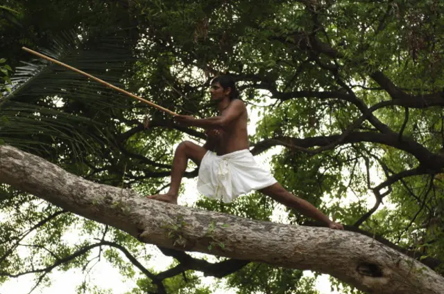 පා චලන රටා සිලම්බම් ක්‍රීඩාවේ ප්‍රධාන අංග වේ. සාම්ප්‍රදායිකව, සටනට යාමට පෙර ආධුනිකයින් සඳහා ප්‍රථමයෙන් දිගු කලක් කාලඩි හෙවත් පා චලනය උගන්වනු ලබයි.