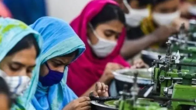 ਸਿਲਾਈ ਮਸ਼ੀਨਾਂ ਤੇ ਕੰਮ ਕਰਦੀਆਂ ਔਰਤਾਂ