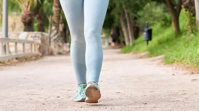 Wata mata lokacin da take yin tattaki. 