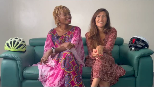 Toutes souriantes, Yasmine et Julia racontent leur voyage.