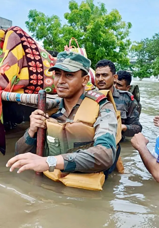 જામનગરમાં રેસ્ક્યુ ઑપરેશન માટે સેનાની મદદ લેવામાં આવી રહી છે