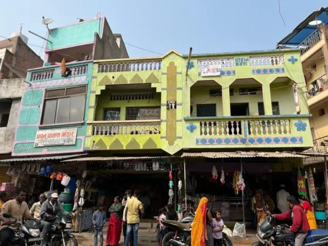 देवगढ़ बारिया में बिलकिस बानों का घर, जिसमें अब कपड़े की दुकान चलती है