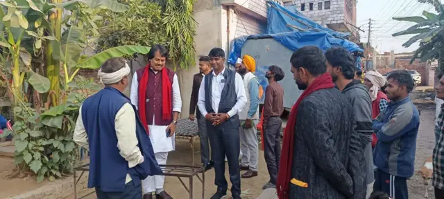 सीके राउत जनतासँग छलफल गर्दै