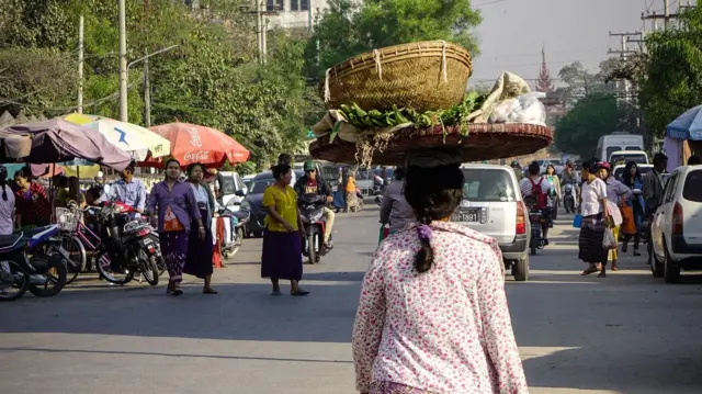ရန်ကုန်မြို့လယ်က မြင်ကွင်းတစ်ခု (ပုံဟောင်း)