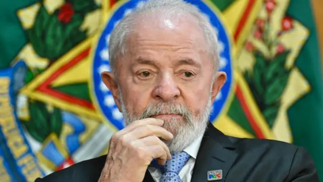 Presidente Lula com a mão no queixo pensativo