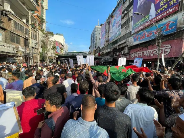 অ্যাভিনিউ ও আশেপাশের এলাকায় সারাদিনই ছিল যানজট 