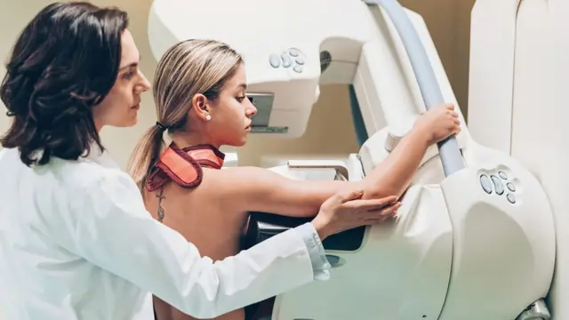 Doctora con una paciente