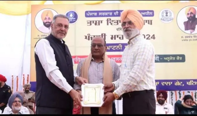 राकेश कुमार यांना भाषा विभागाकडून भाई वीर सिंह पुरस्काराने सन्मानित करण्यात आलं.