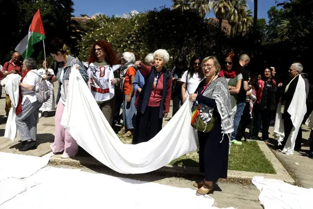 Çarşaf seren insanlar