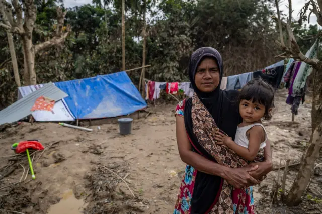Warga berada di pengungsian pascabanjir bandang di Desa Lubok Pusaka, Kecamatan Langkahan, Aceh Utara, Aceh, Selasa (9/12/2025).