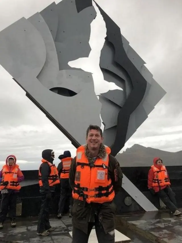 El autor James Clark, al pie del monumento a los muchos marineros que han perdido la vida intentando "rodear el Cabo".