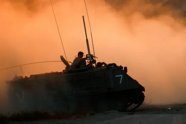 Um veículo militar israelense manobra perto da fronteira entre Israel e Gaza, visto de Israel, em 29 de junho de 2025.