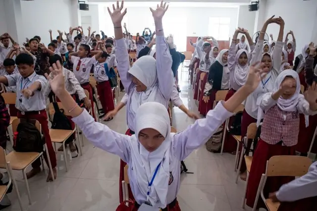 Siswa mengikuti Masa Pengenalan Lingkungan Sekolah (MPLS) di Sekolah Rakyat Menengah Pertama (SRMP) 8 Cimahi, Jawa Barat, Selasa (22/07). 