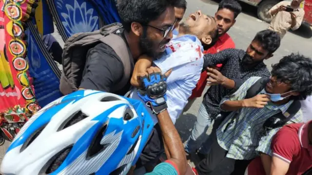 পুলিশ গুলি ছুড়লে বেশ কয়েকজন আহত হন। আহত একজনকে হাসপাতালে নিয়ে যাওয়া হচ্ছে।