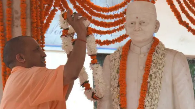 શાસ્ત્રીજીની પ્રતિમા