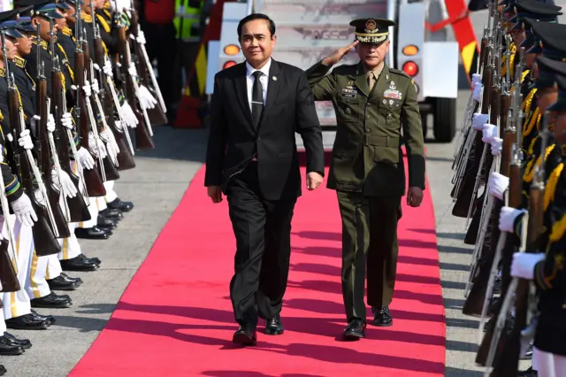พล.อ. ประยุทธ์ จันทร์โอชา นายกรัฐมนตรีเดินบนพรมแดง ขนาบด้วยกองทหารต้อนรับในกรุงมะนิลา ของฟิลิปปินส์
