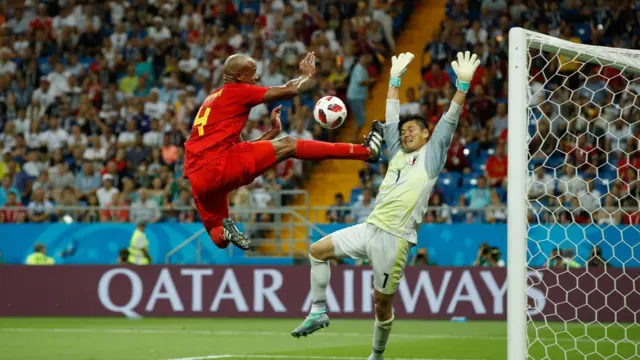 ベルギーDFバンサン・コンパニ（左）が日本のGK川島永嗣からゴールを奪おうとする。7月2日、ベルギー対日本