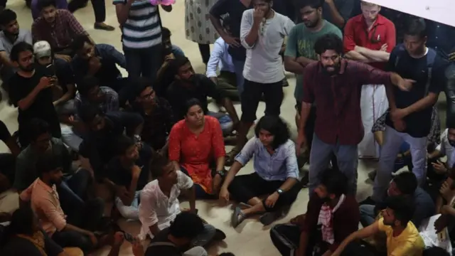 புதுச்சேரி பல்கலைக்கழக மாணவர்கள்