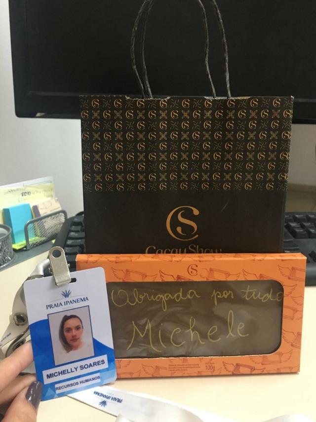 Chocolate recebido pela analistao que é bwinrecursos humanos Michelly Soareso que é bwinagradecimento