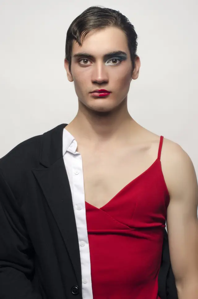 Persona vestida de hombre y de mujer