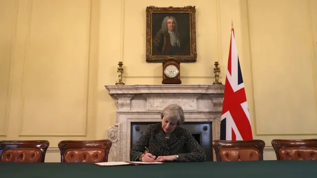 Тереза Мэй подписывает официальный документ о начале выхода из ЕС.