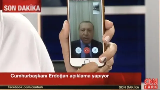 Президент Турции Реджеп Тайип Эрдоган выходит в прямой теле-эфир с помощью смартфона