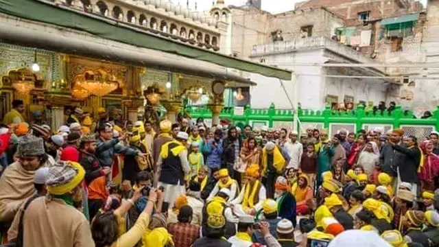 हजरत निजामुद्दीन दरगाह पर फुलों की टोकरी