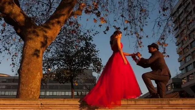 Un couple sous un arbre.