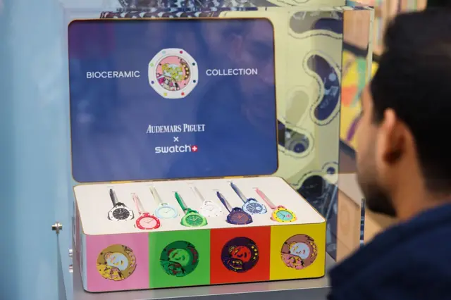 Bioceramic Royal Pop Koleksiyonu, 18 Mayıs 2026'da Polonya'nın Krakow şehrindeki bir Swatch mağazasının vitrininde sergilenirken görülüyor. 