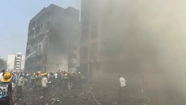 Ljudi i vatrogasci na mestu avionske nesreće