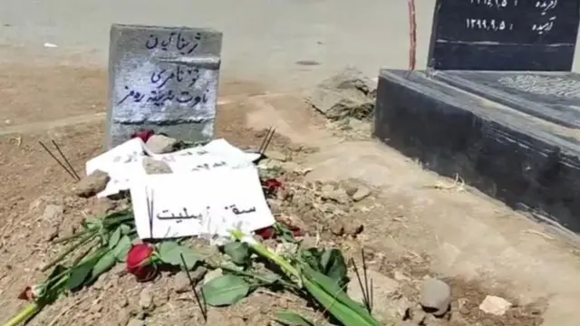 د مهسا ژینا امیني د ساده قبر پر ډبره ځینې پیاوړي پیغامونه لیکل شوي دي