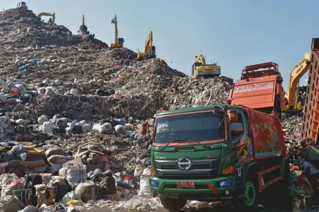 Para pemulung memilah dan mengumpulkan plastik untuk didaur ulang di gunung sampah di TPA Bantargebang.