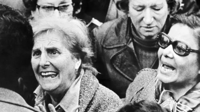 Integrantes de la organización de derechos humanos "Madres de Plaza de Mayo" marchan en reclamo de sus hijos e hijas desaparecidos en Buenos Aires, el 25 de mayo de 1978.