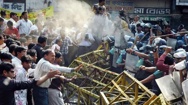 নারীর রাজনীতিতে আসার পেছনে বড় বাধা সহিংসতা।