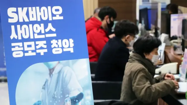 9일 서울 중구 NH투자증권 명동점에서 투자자들이 투자 상담을 받고 있다