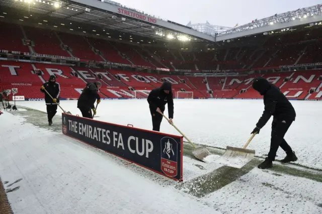 Pekerja, membersihkan, salju, Stadium, Old Trafford, 2018