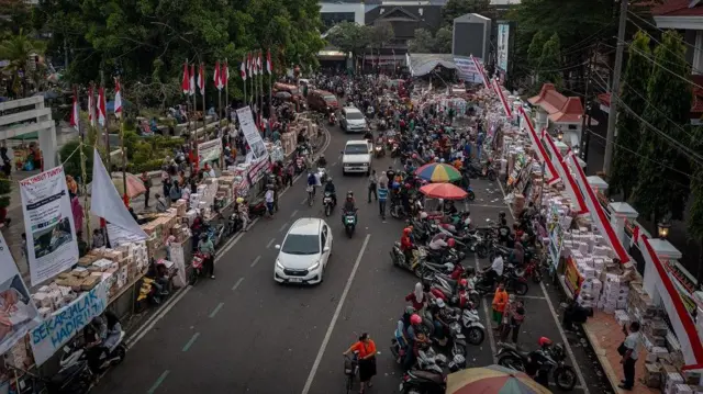 Berbagai macam donasi warga dari sejumlah daerah di Indonesia seperti air mineral, bahan makanan, makanan ringan, hasil bumi itu sebagai dukungan kepada Aliansi Masyarakat Pati Bersatu yang akan berunjuk rasa dengan berbagai tuntutan kepada Bupati Pati Sudewo pada Rabu (13/8) besok.